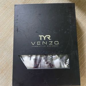 NWT TYR VENZO genesis closed back